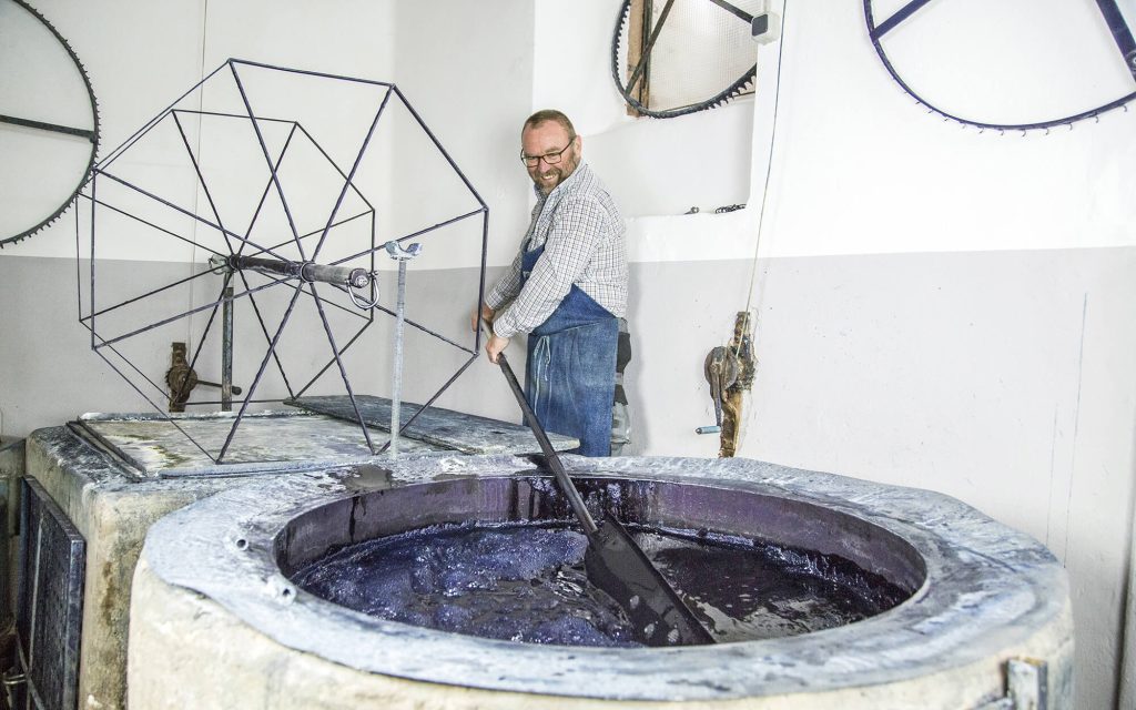 „Aus Leinen wird Dirndl“ – Blaudruckerei Wagner im Rampenlicht